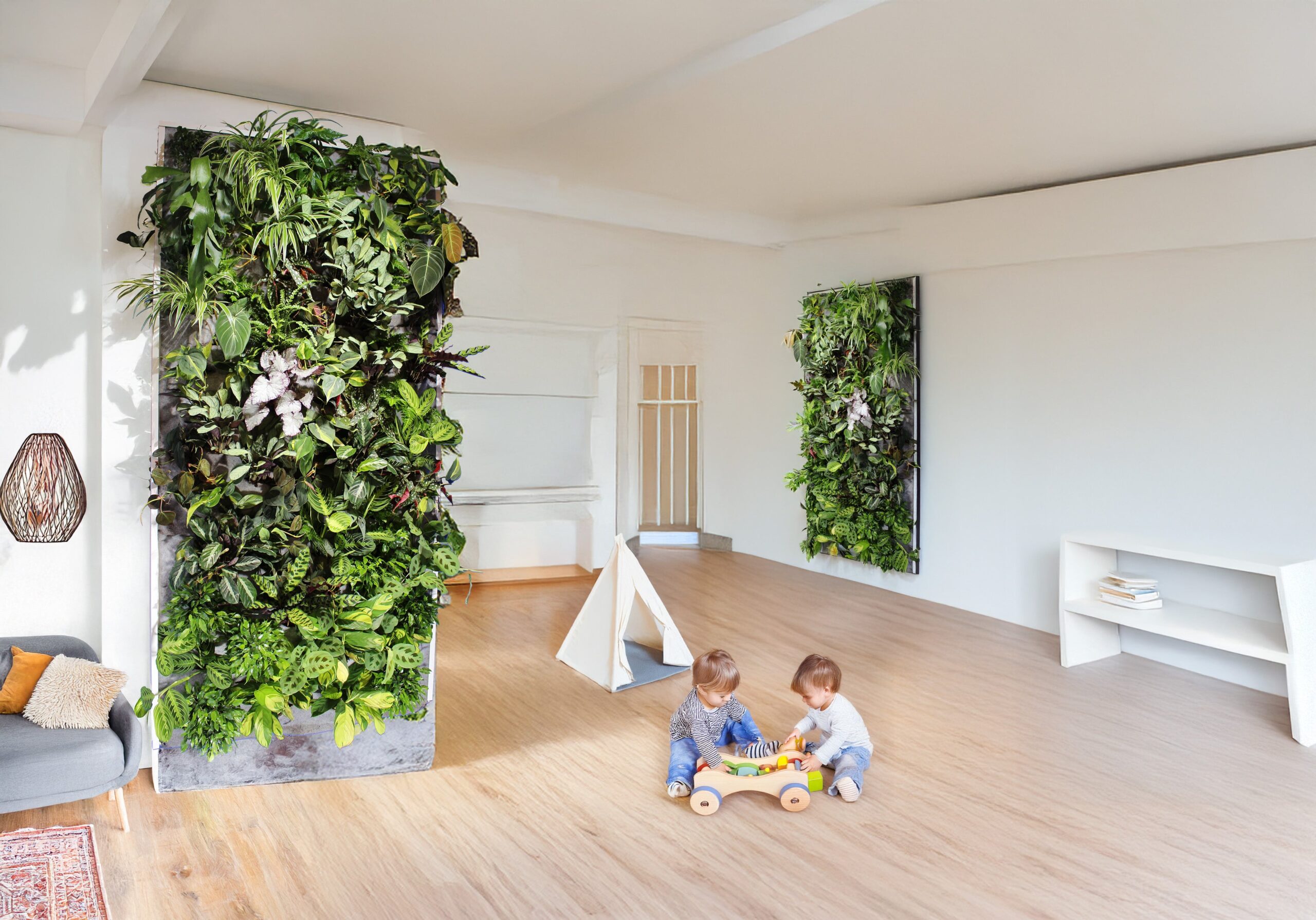 Kinderen spelen naast een verticale tuin in de woonkamer