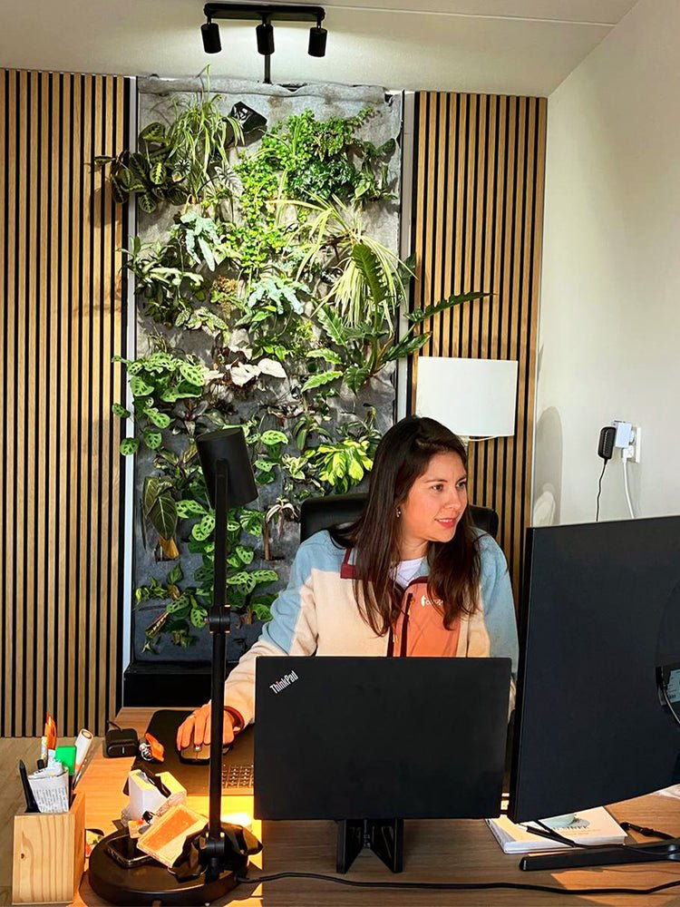 Catalina aan haar bureau voor een verticale tuin